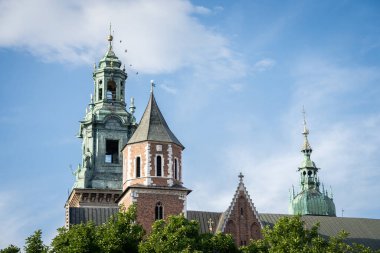 Kuleler, Wawel Kalesi Krakow, Polonya 'daki ortaçağ kalesinin güzel mimarisi..