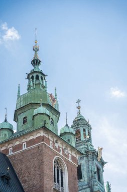 Güzel ortaçağ kale kulelerinin detaylı dikey çekimi, Krakow, Polonya.