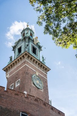 Güzel sanatsal ortaçağ kale kulesinin saatleri, Krakow, Polonya.