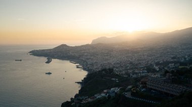 Gün batımında bir sahil şehrinin güzel manzarası, Funchal, Madeira, Portekiz.