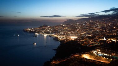 Güneş battıktan hemen sonra güzel bir sahil manzarası, Funchal, Madeira, Portekiz.