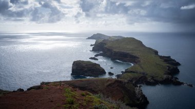 Adaları ve takımadaları olan güzel bir manzara fırtına bulutları geliyor, Madeira, Portekiz.