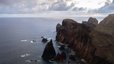 Dik kayalıkların ve engebeli Atlantik suları, Madeira, Portekiz 'deki deniz yığınlarının manzarası..