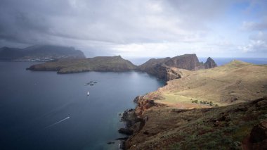 Adaları, takımadaları ve fırtına bulutları, Madeira, Portekiz 'deki kayalıkları olan güzel bir manzara..