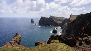 Uçurumda duran adam güzel manzaranın tadını çıkarıyor, deniz manzarası, Madeira, Portekiz.