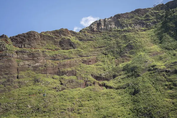 Yüksek ve dik uçurumdan inen geniş açılı teleferik görüntüsü Madeira, Portekiz.