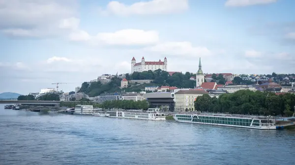 Bratislava Kalesi ve Tuna Nehri, Slovakya, Doğu Avrupa ile günlük şehir manzarası.