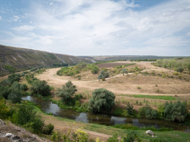 Vadi ve nehirlerin aktığı kurak arazi, Moldova, Avrupa.