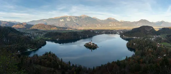 Ortasında göl, ada ve kilise olan dağlık arazi manzarası, Bled, Slovenya.