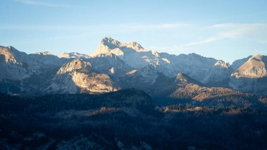 Gün batımında, gün batımında, Slovenya ve Avrupa 'da, Rocky dağlarının zirveleri son gün ışığına çıkıyor.