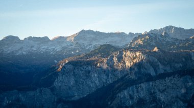 Gün batımında, gün batımında, Slovenya ve Avrupa 'da, Rocky dağlarının zirveleri son gün ışığına çıkıyor.