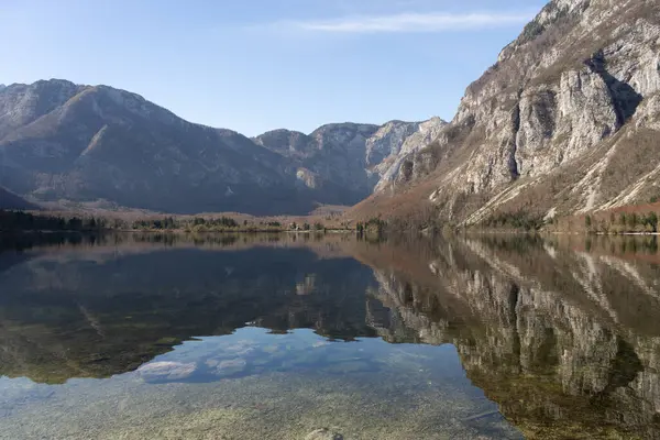 Dağları çevreleyen kristal berrak göl, Slovenya ve Avrupa 'nın sakin alp manzarası.