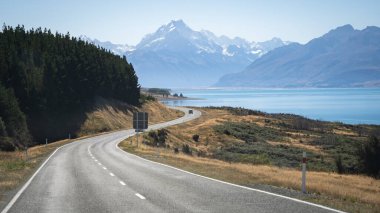 Kavisli alp yolu, turkuaz göl ve karlı dağlar, Yeni Zelanda 'daki Cook Dağı,.