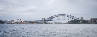 Sydney Opera Binası ve Liman Köprüsü 'nün geniş manzarası denizden görünüyor, Sydney, Avustralya.