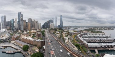 Sydney şehir merkezi manzarası. Liman köprüsü direğinden görüldüğü gibi yüksek katlı. Sydney, Avustralya..