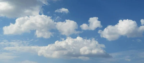 Πανοραμική Θέα Στον Γαλάζιο Ουρανό Και Σύννεφα — Φωτογραφία Αρχείου