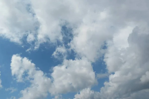 Schöne Flauschige Wolken Blauen Himmel Hintergrund — Stockfoto