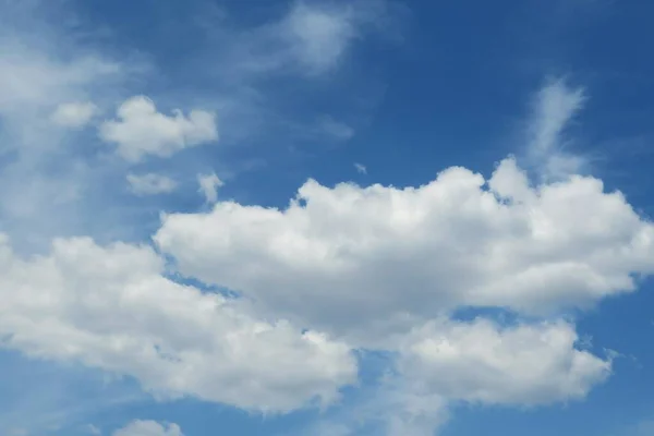 蓝天中美丽的蓬松的云彩 自然的背景 — 图库照片