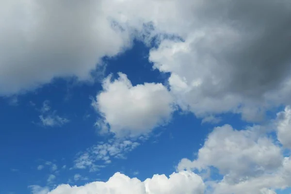Όμορφα Σύννεφα Στον Γαλάζιο Ουρανό Φυσικό Υπόβαθρο — Φωτογραφία Αρχείου