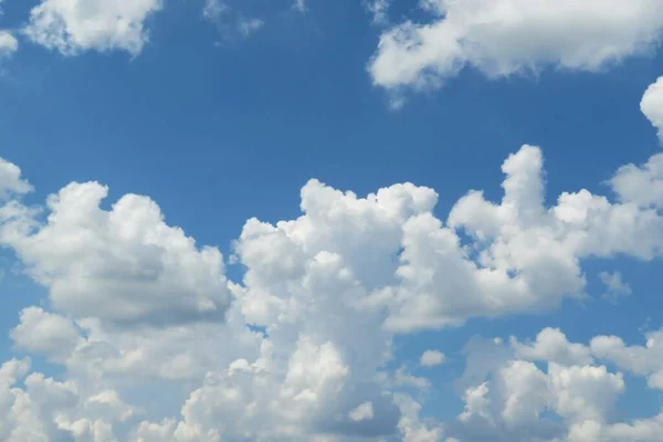 Όμορφα Χνουδωτά Σύννεφα Μπλε Ουρανό Φυσικό Υπόβαθρο — Φωτογραφία Αρχείου
