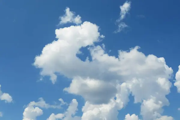 蓝天中美丽的蓬松的云彩 自然的背景 — 图库照片