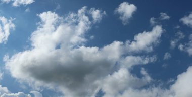 Mavi gökyüzünde güzel bulutlar