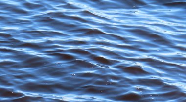 Yumuşak dalgalı parlak mavi su arkaplanı