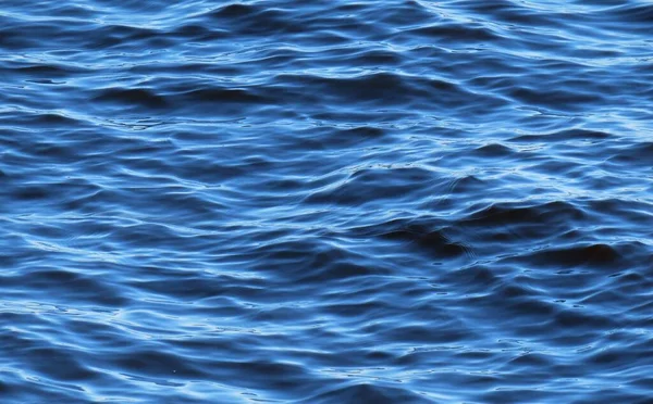 Fondo Agua Natural Del Río Azul Con Olas Suaves —  Fotos de Stock