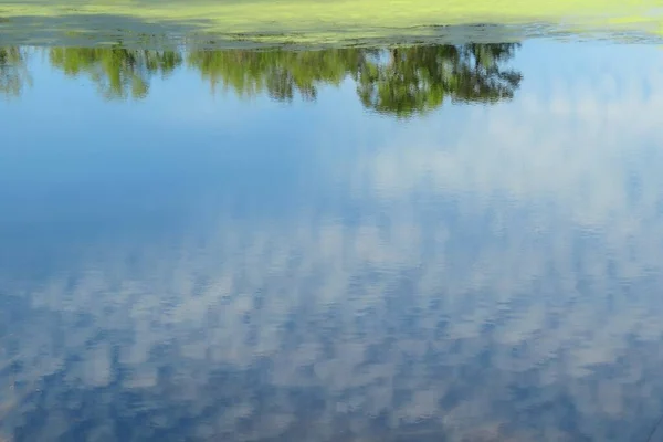 Όμορφη Μπλε Νερό Του Ποταμού Φόντο Τον Ουρανό Και Δέντρα — Φωτογραφία Αρχείου