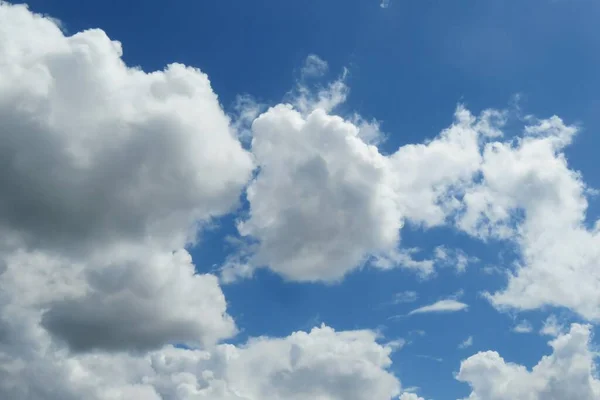 蓝天美丽的云彩 自然的背景 — 图库照片