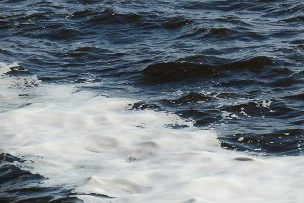 Vågor Mörkblå Flod Vatten Bakgrund Med Vitt Skum — Stockfoto