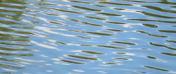背景としてフロリダ川の滑らかで穏やかな青い水 — ストック写真