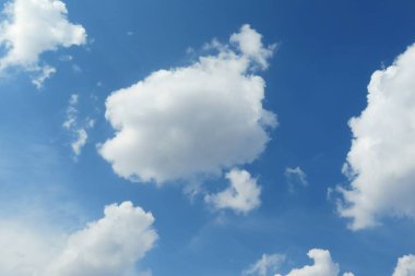 Mavi gökyüzünde güzel bulut, doğal arkaplan