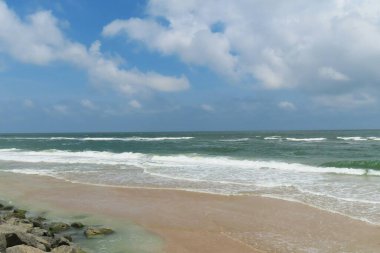 Kuzey Florida 'nın Atlantik kıyısındaki güzel okyanus ve gökyüzü manzarası