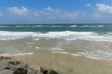 Kuzey Florida 'nın Atlantik kıyısındaki güzel okyanus ve gökyüzü manzarası