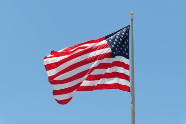 Mavi gökyüzü arka planında Amerikan bayrağı