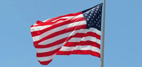 Americká Vlajka Modrém Pozadí Oblohy — Stock fotografie