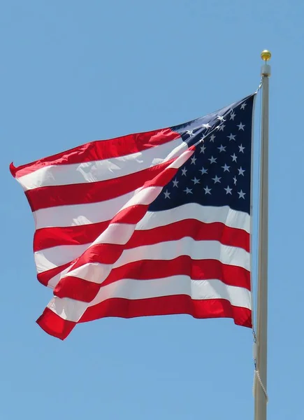 Amerikansk Flagga Blå Himmel Bakgrund — Stockfoto