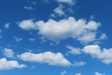 Mavi gökyüzünün doğal arka planında güzel bulutlar