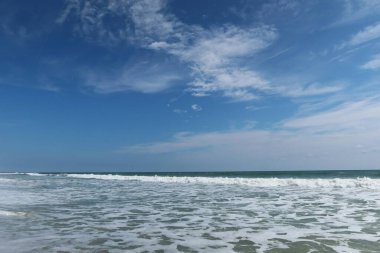 Kuzey Florida 'nın Atlantik kıyısındaki güzel okyanus ve gökyüzü manzarası