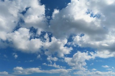 Mavi gökyüzünün doğal arka planı ve güzel kabarık bulutlar.