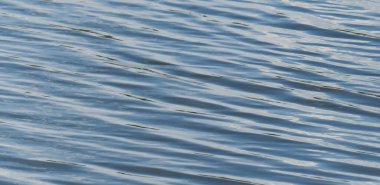 Açık mavi dalgalı su yüzeyi arka plan olarak Florida Gölü 'nde