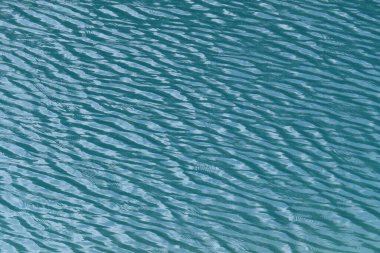 Florida gölünde sakin turkuaz su yüzeyi