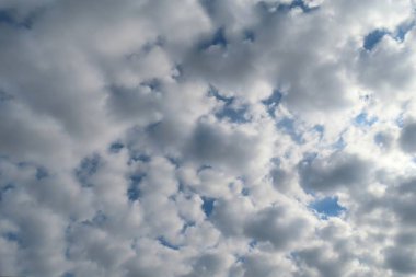 Stratocumulus bulutları mavi gökyüzünü, doğal bulutları kapladı