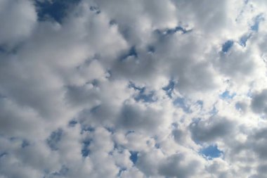 Stratocumulus bulutları mavi gökyüzünü, doğal bulutları kapladı