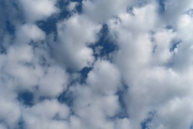 Stratocumulus bulutları mavi gökyüzünü, doğal bulutları kapladı