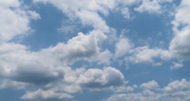 Mavi gökyüzündeki güzel pofuduk bulutların panoramik manzarası, doğal bulutlar.