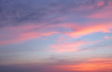Mavi gökyüzünde güzel pembe gün batımı, doğal arka plan
