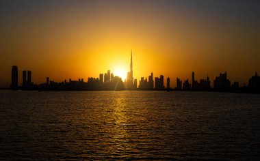 Gün batımında Dubai Skyline binaları. Dubai gökdelenlerinin bir görüntüsü Jaddaf yürüyüşü manzarası.