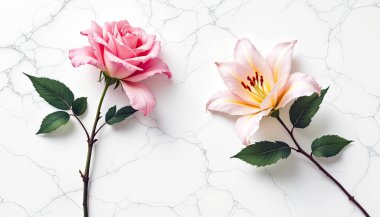  Beyaz mermerin üzerine zarif bir gül ve zambak çizimi. Temiz hatlar ve en küçük detaylar modern, sakin bir atmosfer yaratır.